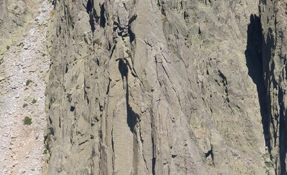 Muere un montañero mientras escalaba en Ávila
