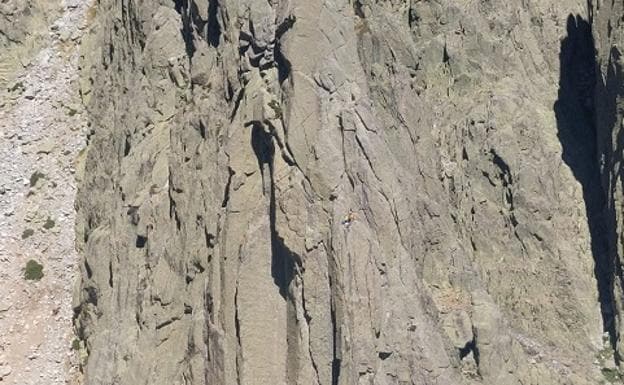 Muere un montañero mientras escalaba en Ávila