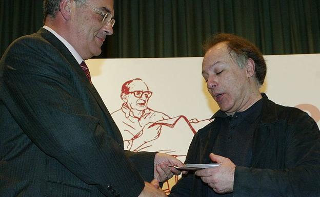 Muere Javier Marías: infancia e inspiración en Soria, premios y encuentro con Delibes en Valladolid