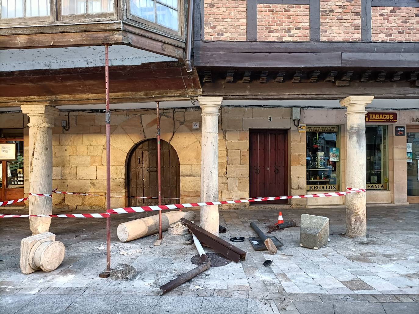 Derrumba una columna de los soportales de la plaza de Aguilar y se da a la fuga