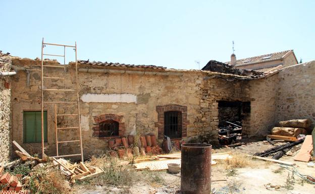 La Junta compromete ayudas para el dueño de la vivienda destruida por el incendio de Navafría