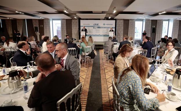 Más de doscientos invitados en el estreno de los 'Encuentros en Castilla y León' con Luis de Guindos