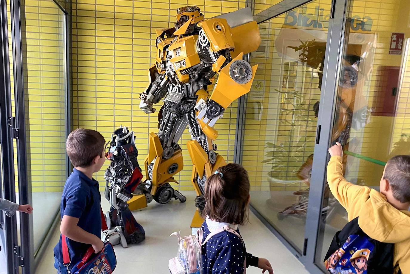 El colegio de Valverde recibe a los alumnos con dos 'transformers'
