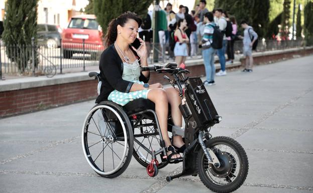 «Si quieres te levantas de la silla de ruedas y quitas las cajas»
