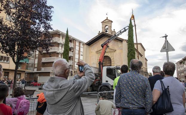 Decenas de vecinos asisten a la Bajada del Mayo en el Cristo