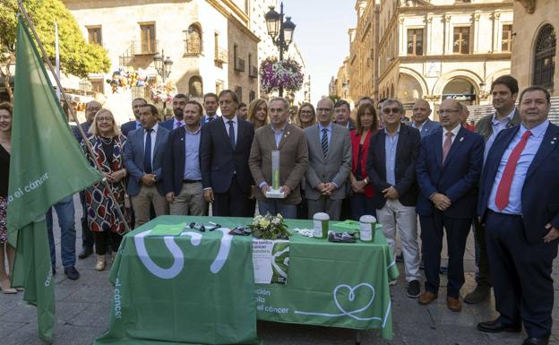 Las fuerzas vivas de Salamanca hacen suya la bandera contra el cáncer