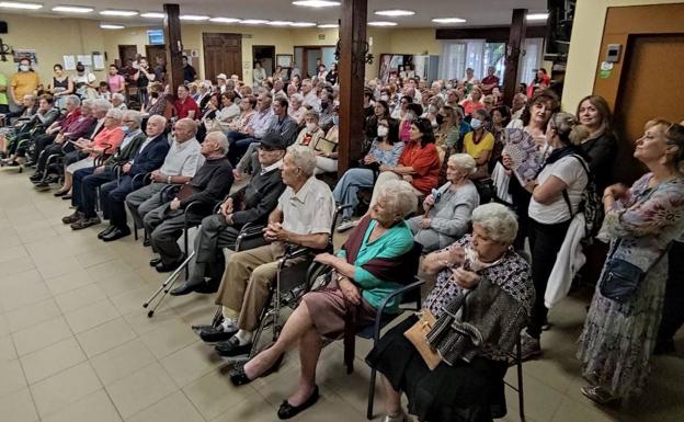 El Espinar rinde homenaje a catorce mayores del Centro de Día