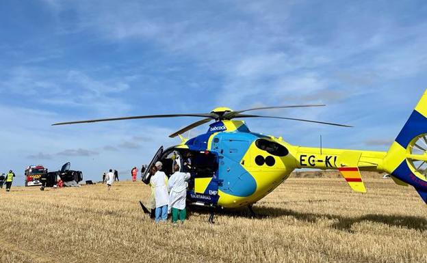 Trasladado en helicóptero al hospital tras volcar con su coche en Mayorga