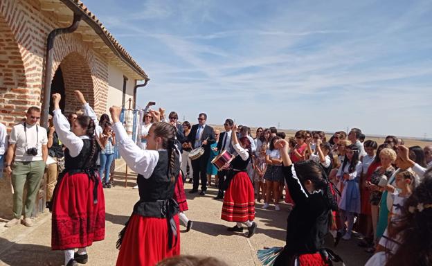 Berrueces vuelve a procesionar a la Virgen de Pedrosa junto a su ermita