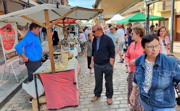 Lleno en Villalón con un Mercado del Queso que retoma la normalidad con 30 puestos