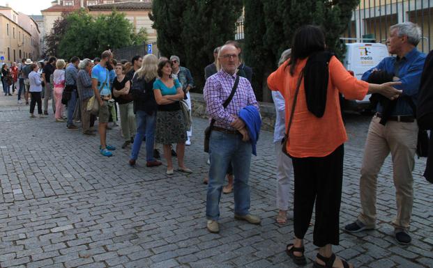 La Noche de Patrimonio congrega a cientos de personas en las calles de Segovia
