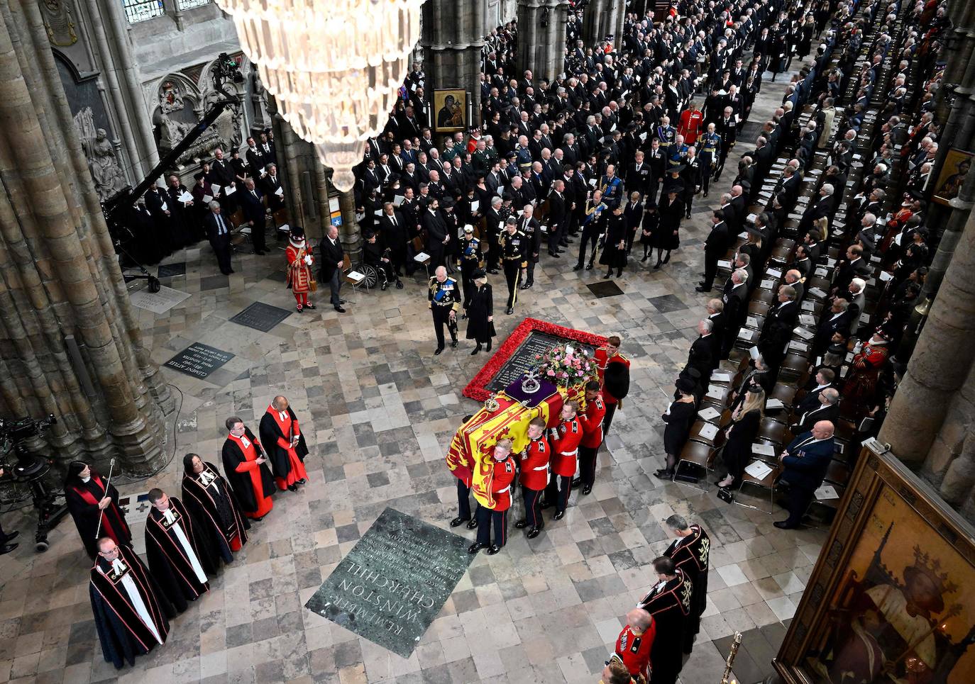 Lágrimas en la calle, un guardia desmayado, los desfiles reales... Londres se despide de Isabel II