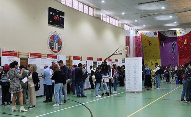 Cientos de estudiantes visitan la Feria de Bienvenida de la USAL