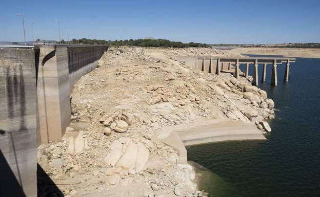 El trasvase a Portugal deja el embalse de Almendra con menos agua que nunca