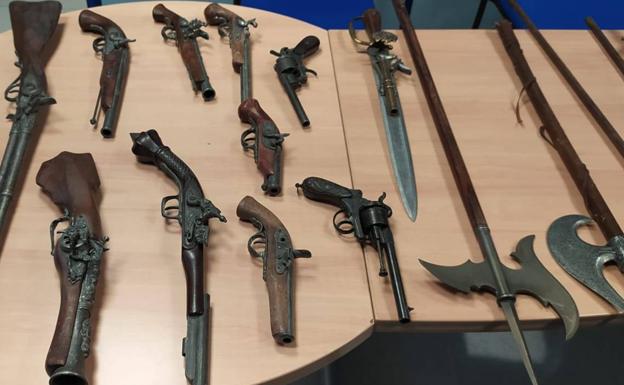 Incautan una veintena de armas antiguas en el mercadillo del recinto ferial