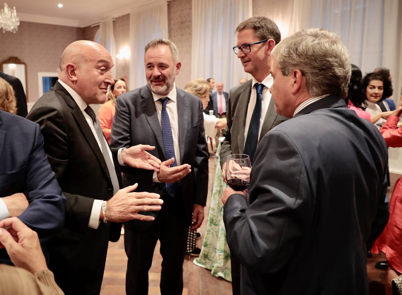 Familiares, amigos y otros invitados al homenaje a Alejandro Royo-Villanova