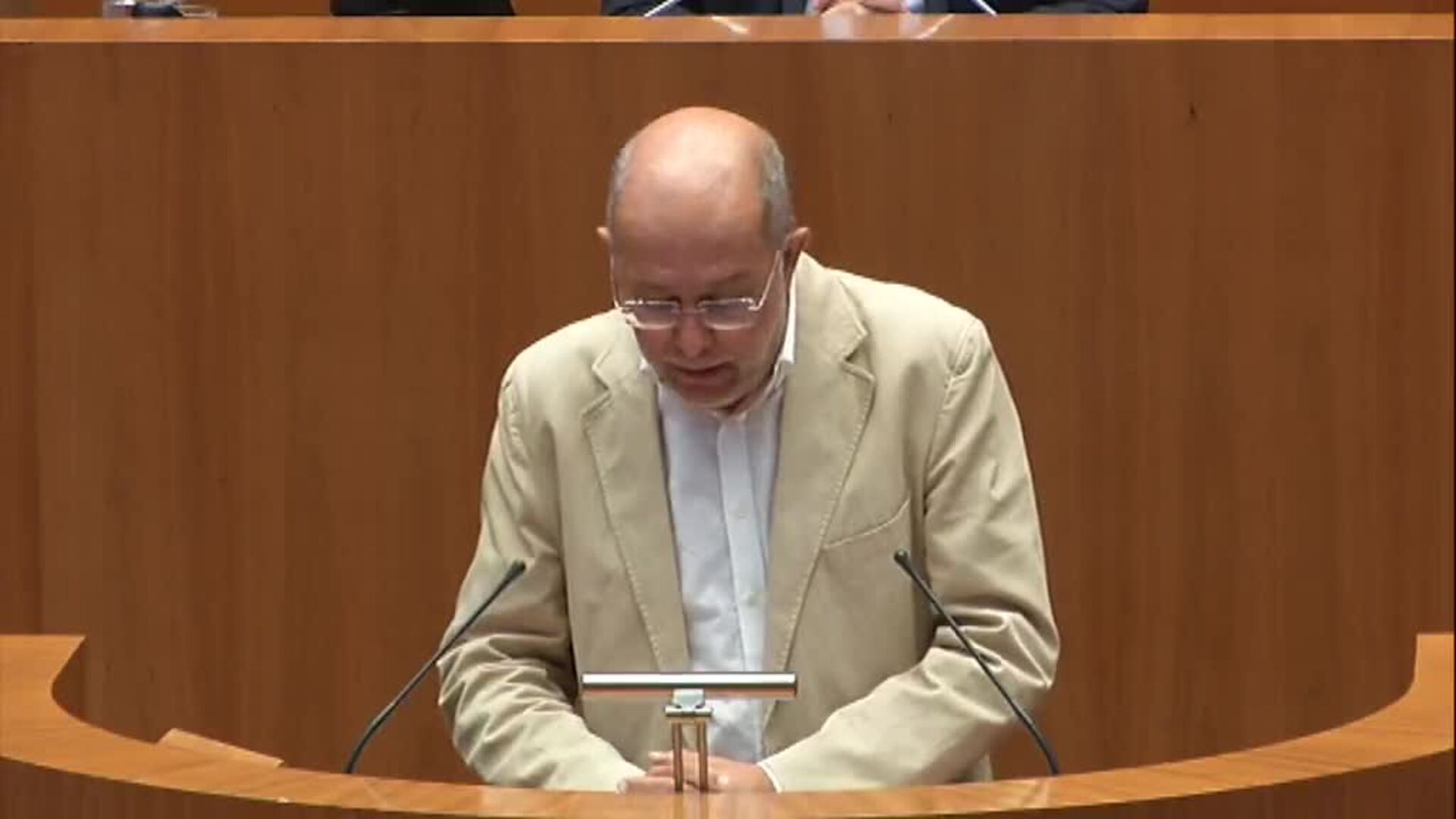 Juan García-Gallardo llama «imbécil» a Francisco Igea en el pleno de las Cortes