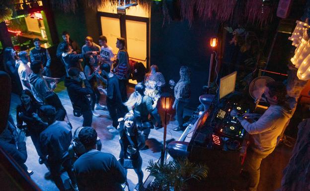 La tarde sustituye a la noche en pleno inicio de temporada en las discotecas