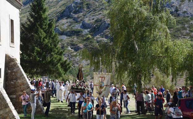 Alrededor de 4.000 fieles vuelven a venerar a la Virgen en la romería del Brezo