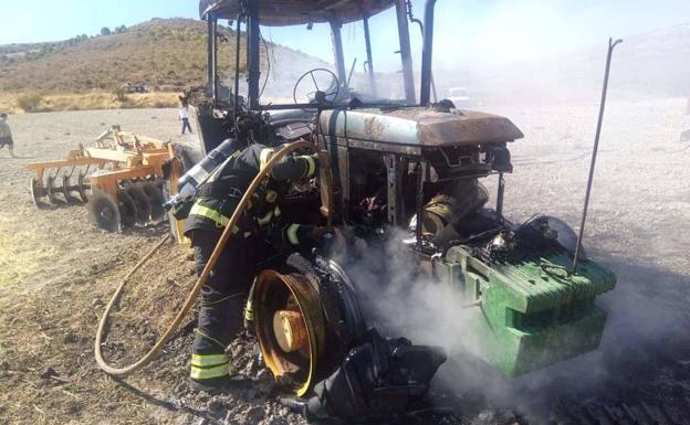 El fuego destruye un tractor en Vallelado