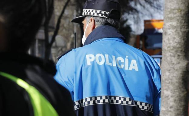 Usaba una tarjeta de aparcamiento para minusválidos a nombre de una persona fallecida