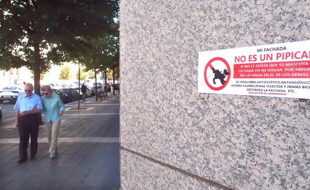 Una manzana de edificios, en contra de los excrementos de los perros en Valladolid