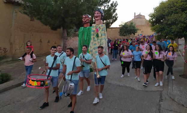 La alegría de las peñas arranca las fiestas de Palazuelo