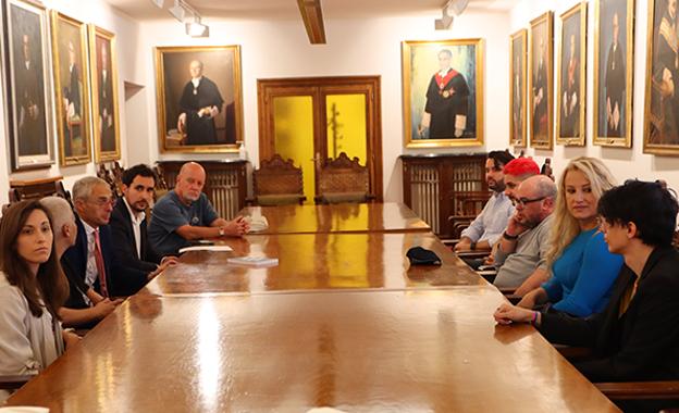 El rector reitera el «compromiso» de la USAL con la atención a las personas LGTBI+