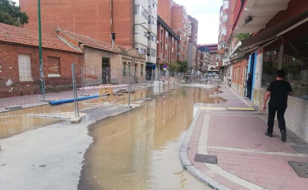 La rotura de una tubería anega la calle Saturno de Valladolid