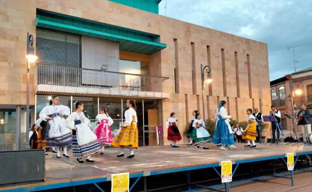El III Encuentro Infantil de Danzas Tradicionales reúne a tres grupos en Pedrajas