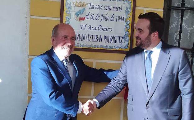 El virólogo Mariano Esteban recibe el reconocimiento de Villalón, su pueblo natal