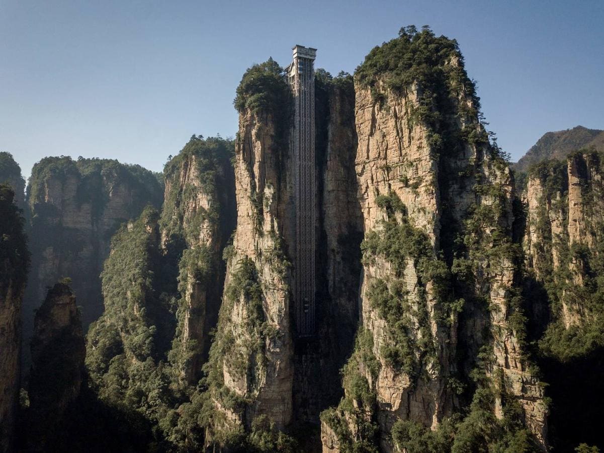 El ascensor más alto del mundo está en China, tiene 326 metros y vistas a los paisajes de 'Avatar'