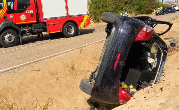 Una mujer, trasladada en helicóptero tras salirse de la carretera en Castronuño y volcar