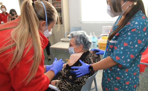 Comienza este lunes la revacunación entre los octogenarios y en residencias