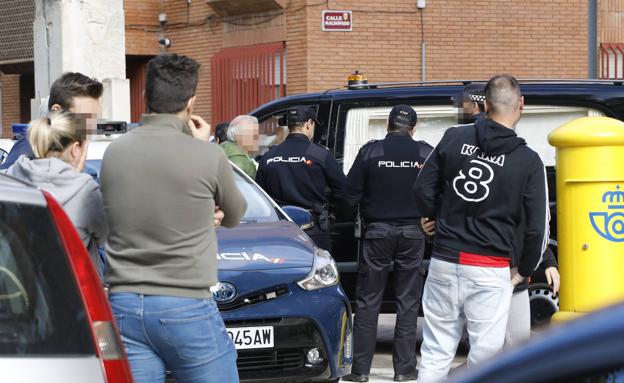 La Policía acudió al domicilio para informar del deceso del arrollado por el tren y halló a la mujer estrangulada