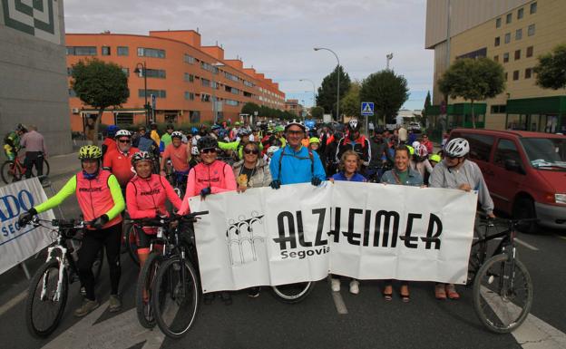 Un centenar de personas marchan en bicicleta para luchar contra el alzhéimer