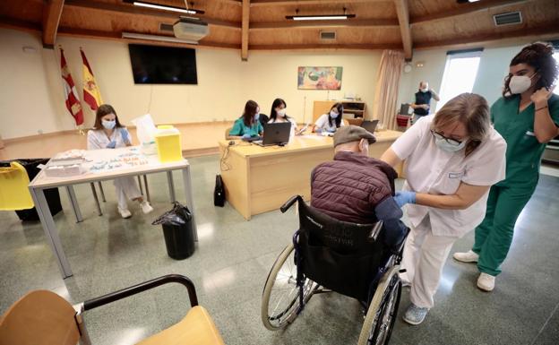 Nuevos efectos de la vacuna del covid: más sangrado menstrual y urticaria