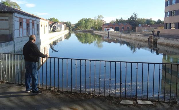 La dársena del Canal de Castilla vuelve a llenarse tras cinco meses en el dique seco