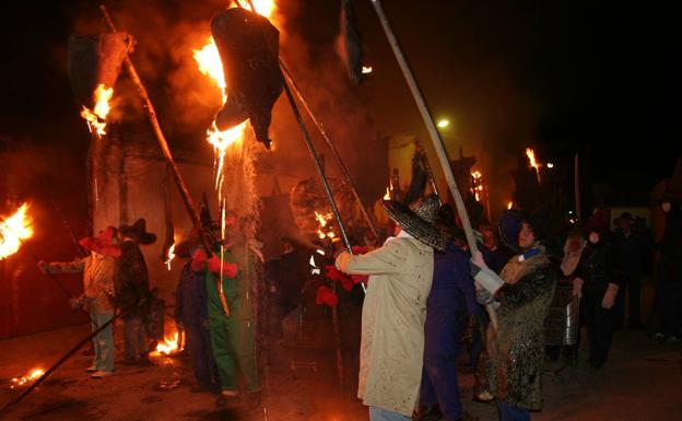 Fuego, toros, devoción y tradición en Mayorga