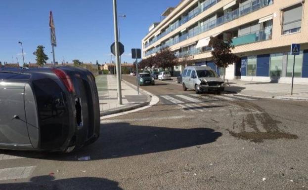 Excarcelan a una conductora atrapada tras chocar con otro coche y volcar