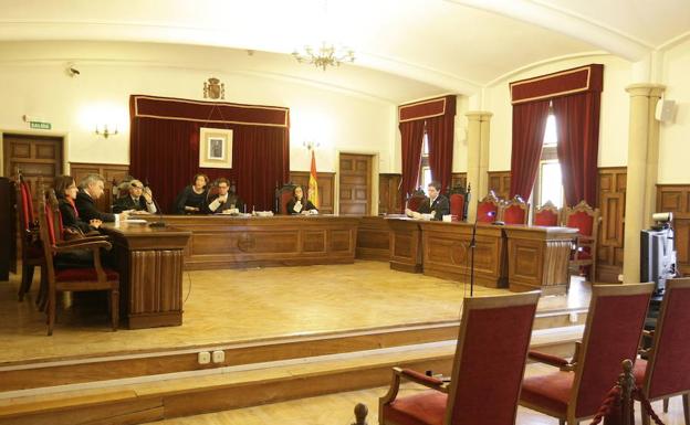 Absuelto de abusar sexualmente de la hija menor de una amiga con la que vivía en Salamanca
