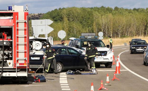 Una fallecida y cuatro heridos en el vuelco de un turismo en San Pedro de Gaíllos