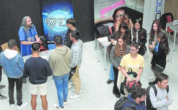 Decenas de universitarios participan en el foro de encuentro empresarial 'Conecta2'