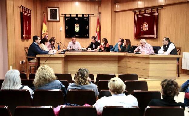 El pleno rechaza reprobar al alcalde de Aldeamayor por un chiste de «una presunta agresión sexual»