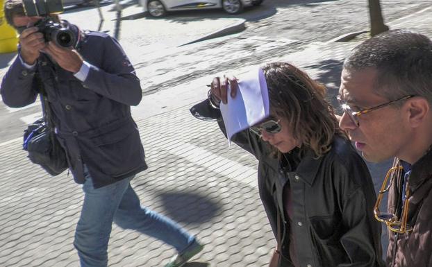 María León, detenida por pegarle un puñetazo a un policía de Sevilla