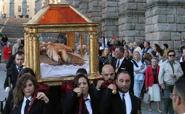 Decenas de fieles acompañan a la Cofradía de los Gascones en su 375 aniversario