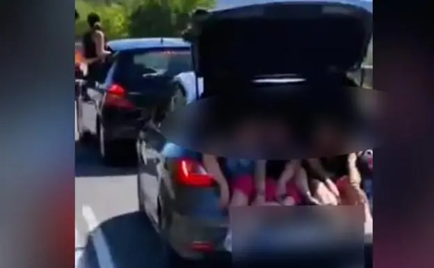 Investigados en Salamanca por circular con personas con el cuerpo fuera del coche y un niño en el regazo
