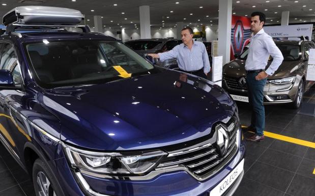 La venta de coches registra su primer incremento en 16 meses