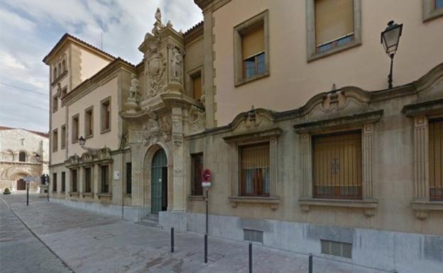 Condenan a un cura de León y a su hermano por abusar sexualmente de un discapacitado