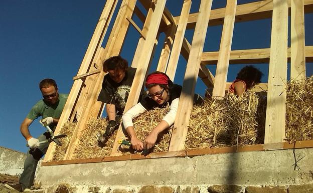 Así es vivir en una casa de paja: «Nuestro único gasto en energía es una bombona de gas al mes para cocinar»